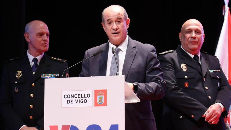 El director de la Policía Nacional, Francisco Pardo, con el comisario jefe de la Comisaría de Vigo, Ramiro José Gómez.