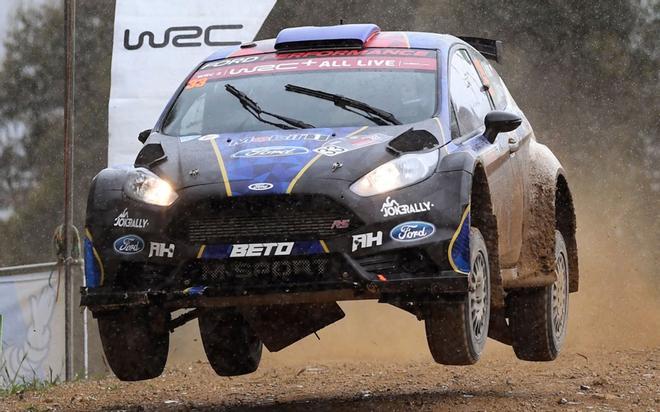 El piloto de Ford Alberto Heller de Chile se apresura a ganar la clase WRC2 en el Rallye del Campeonato del Mundo de Rallyes (WRC), cerca de Coffs Harbour.