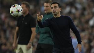 Xavi devuelve un balón en el Barça - Bayern