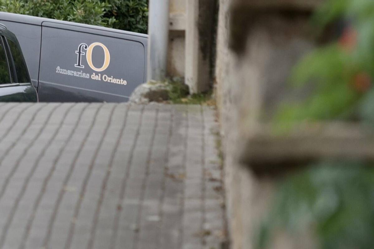 En imágenes: un guardia civil mata a su exmujer en el cuartel de Llanes y muere tras un tiroteo con compañeros en su huida En imágenes: un guardia civil mata a su exmujer en el cuartel de Llanes y muere tras un tiroteo con compañeros en su huida