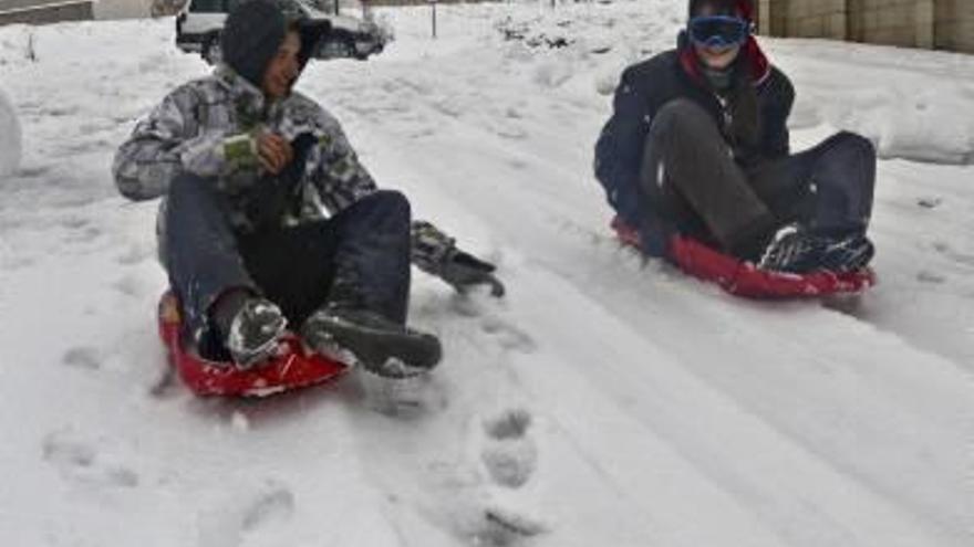 Dos jóvenes disfrutando de la nieve en Alcoy.