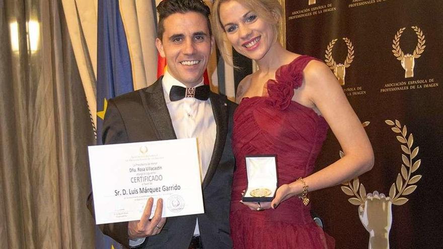 Luis Márquez y Verónica Victoria, con el premio otorgado por la Asociación Española de la Imagen.