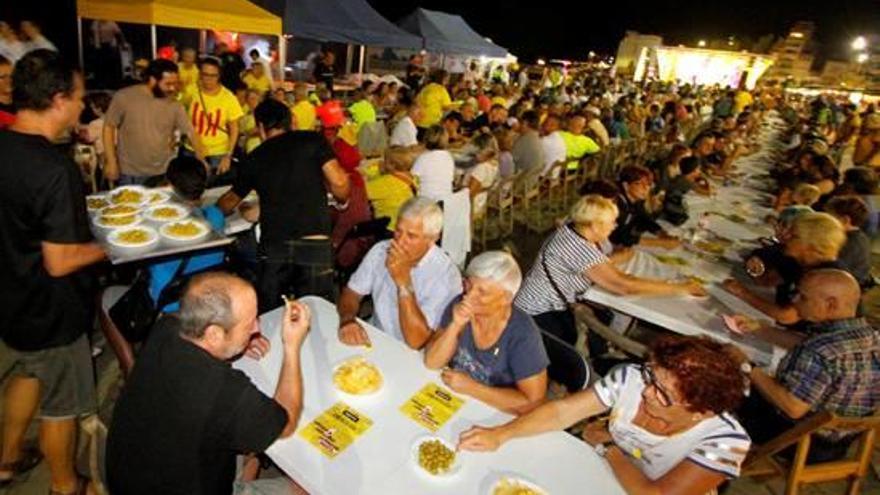 Uns 500 comensals, al Sopar Groc del dissabte passat a Blanes.