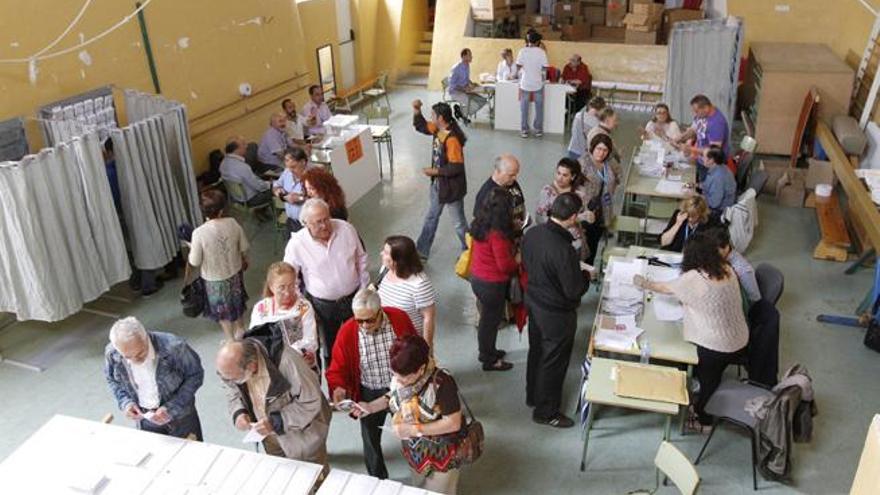 Decenas de personas acuden por la mañana al colegio Sa Bodega para votar.