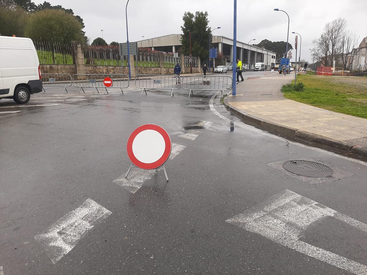 Cierre de la avenida de Rutis frente al complejo de Acea de Ama por el desprendimiento