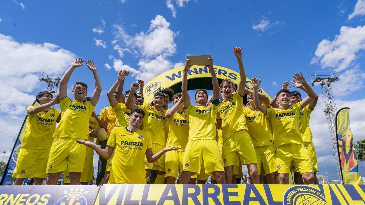 Los jugadores del Villareal levantan el título en la pasada edición.