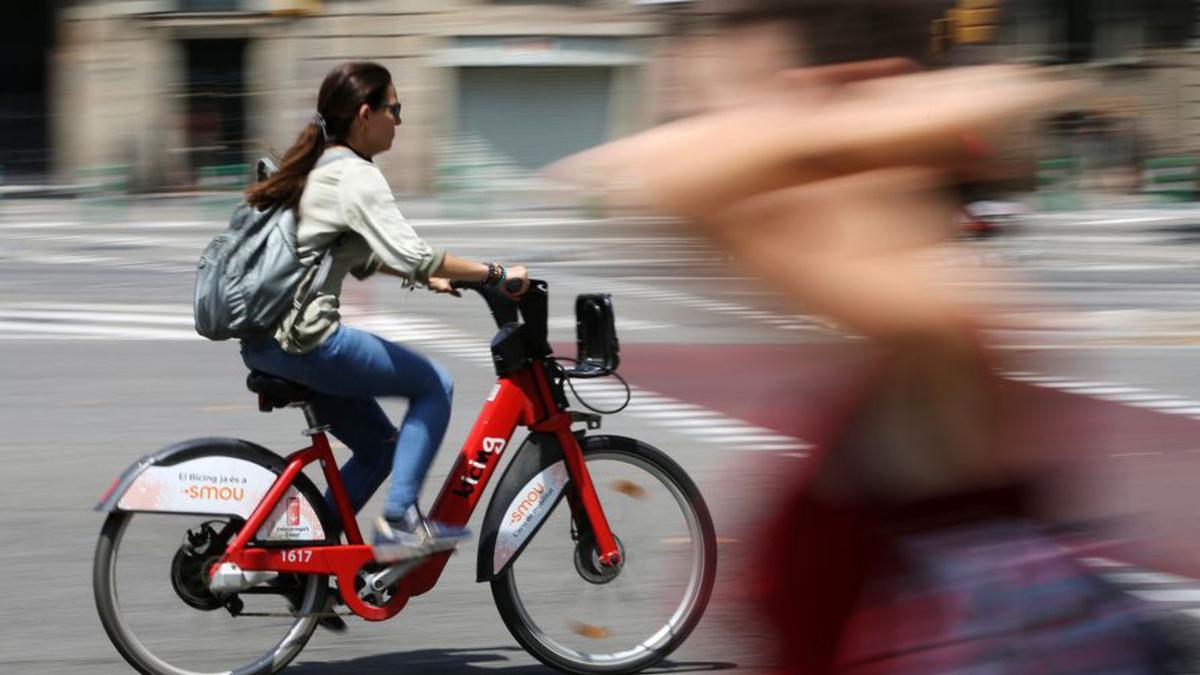 Una usuaria del Bicing circula por Barcelona.