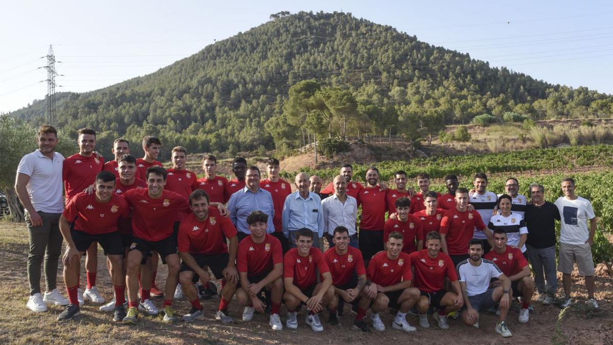 Els jugadors, tècnics i directius del CE Manresa posen amb Toni Massegú, Sebastià Catllà i Marc Aloy  | ALEX GUERRERO