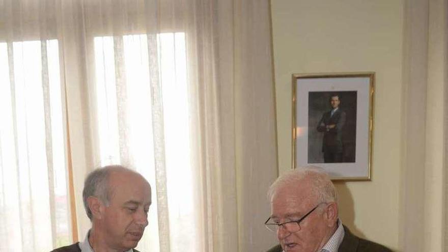 Durán y Francisco Fernández durante la firma del convenio. // NP