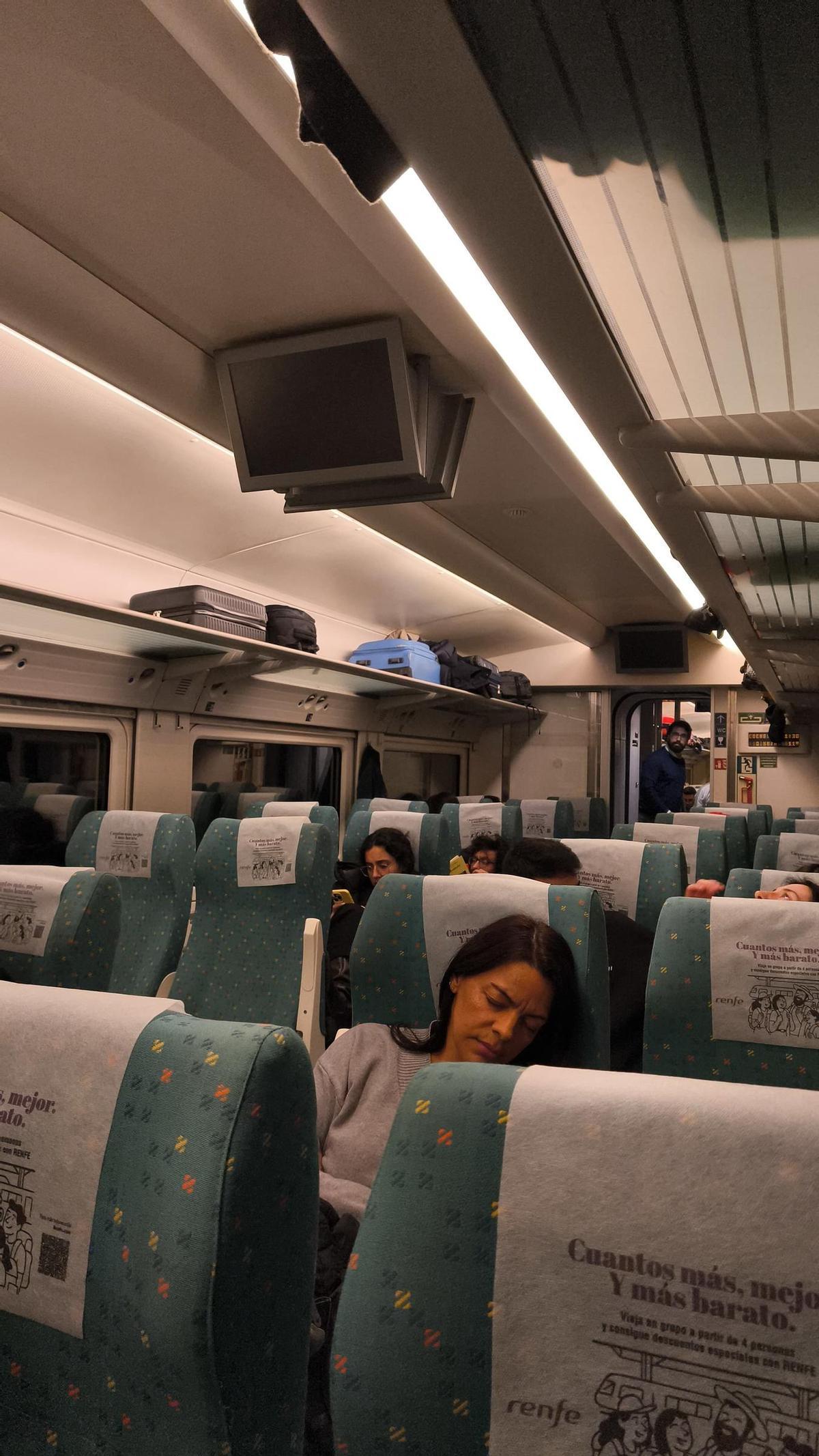 Pasajeros esperando en el interior del tren.