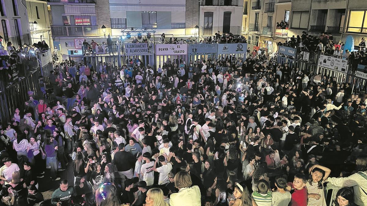 El multitudinario Esclat de Festa servirá para dar oficialmente la bienvenida a las fiestas la noche del 16 de mayo.