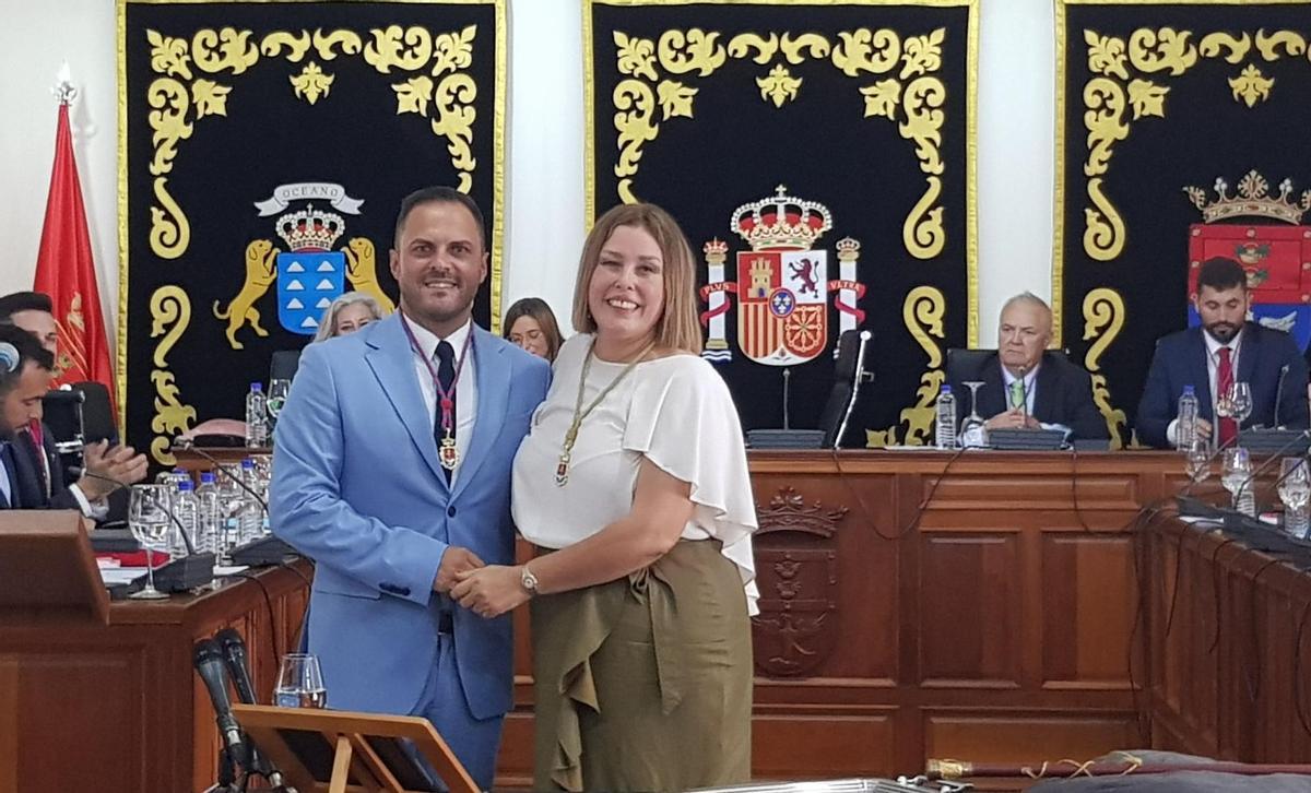 Jonathan de León y Astrid Pérez tras tomar posesión de sus cargos como concejal y alcaldesa de Arrecife, respectivamente.