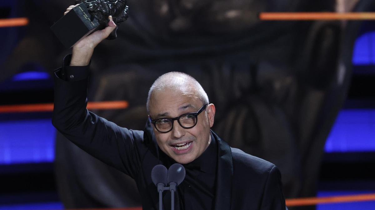 El realizador y guionista Pablo Berger tras recibir el Goya a 'Mejor guion adaptado' por su trabajo 'Robot Dreams'