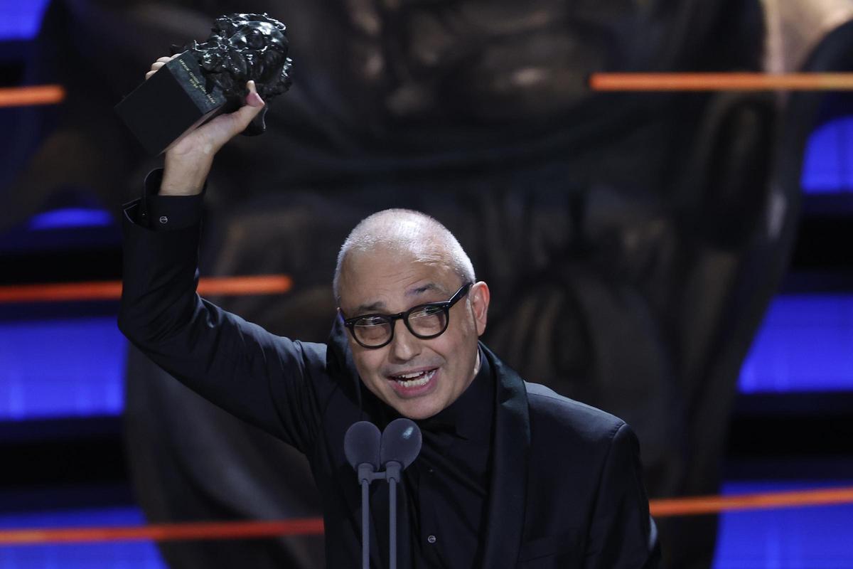 El realizador y guionista Pablo Berger tras recibir el Goya a Mejor guion adaptado por su trabajo Robot Dreams