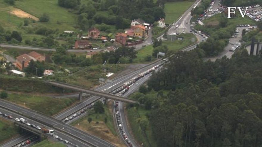 La caravana de coches hacia la vacunación en el Ifevi desde el aire