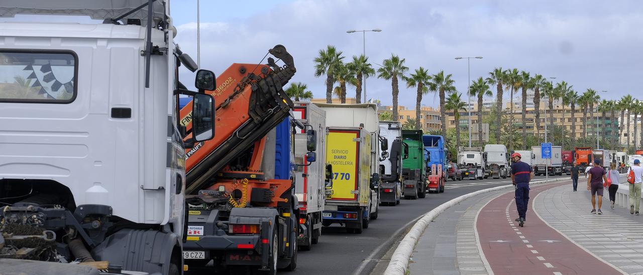 Caravana de camiones manifestándose en la capital grancanaria.