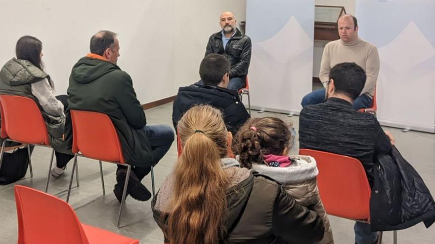 Nestor Rego y Manuel Fariña con los portavoces vecinales.   | // FDV