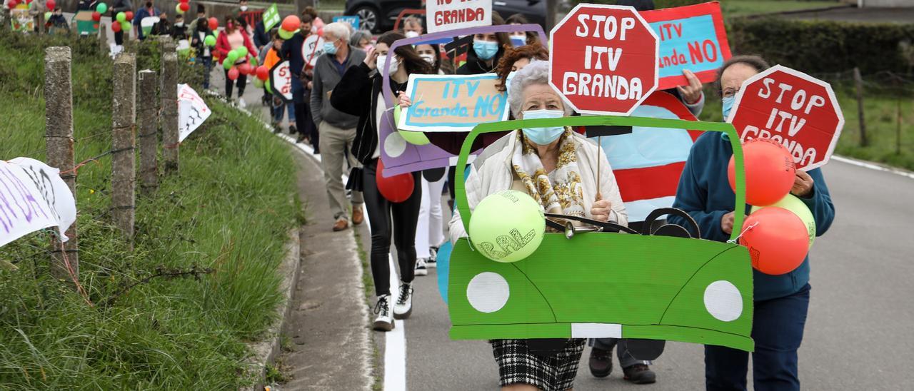 Una protesta contra la ITV de Granda.