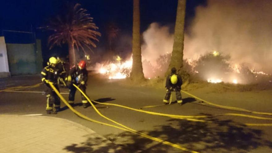 Incendian varios contenedores en Sardina del Sur