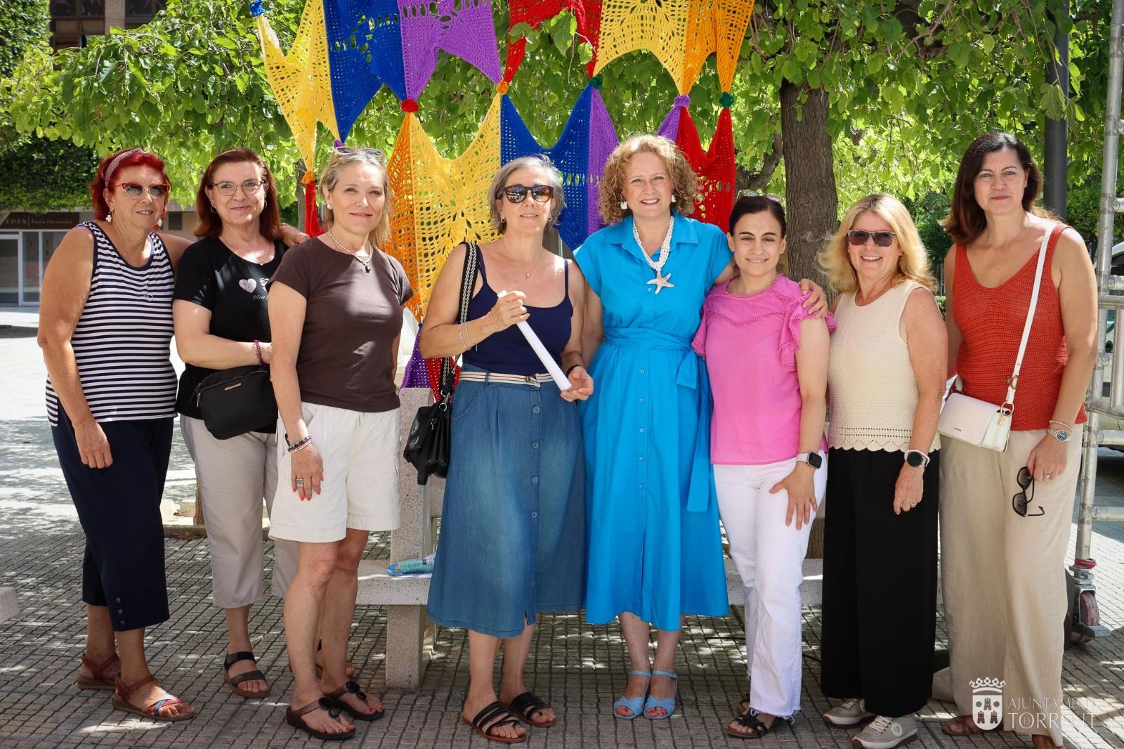 Las mujeres de Torrent tejen un toldo de crochet para dar sombra a la Plaza  América