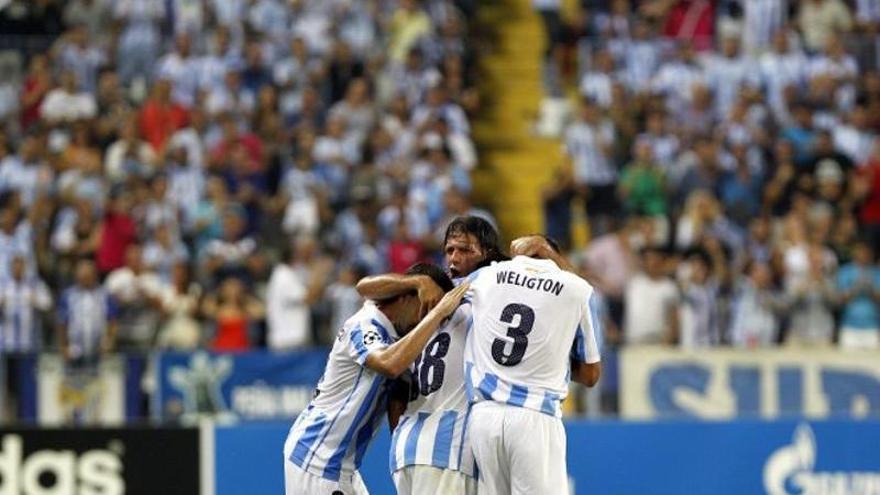 Los jugadores del Málaga CF celebran uno de los goles en su debut en La Champions en La Rosaleda.