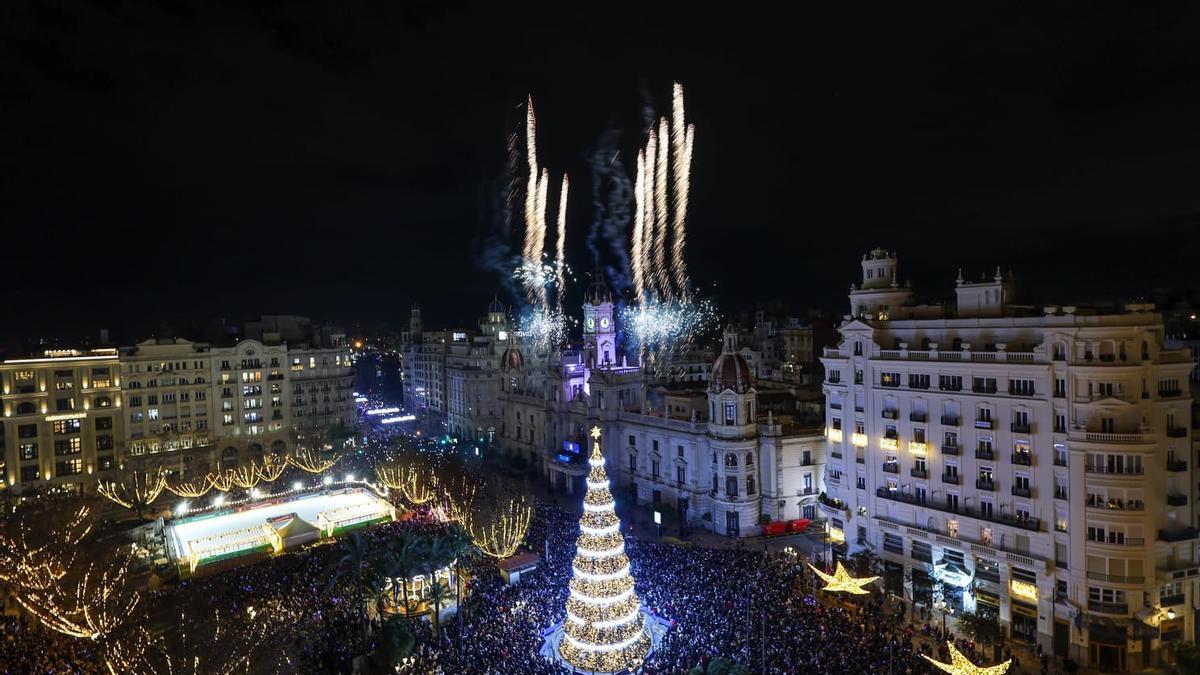Uvas, fuegos artificiales y música para recibir el 2026 en València