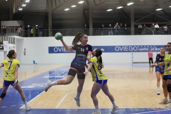 Todas las imágenes de la victoria del Lobas Oviedo de balonmano ante el Carballal