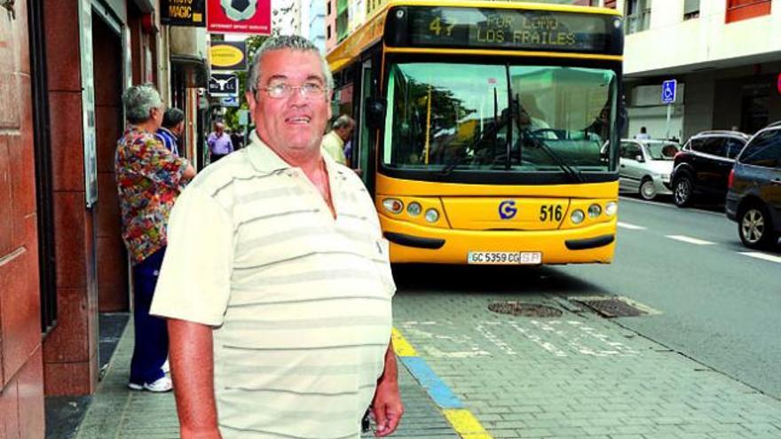 El exconductor de Guaguas Municipales Paco Ramos, ayer en la calle Juan Rejón de la capital grancanaria. | yaiza socorro