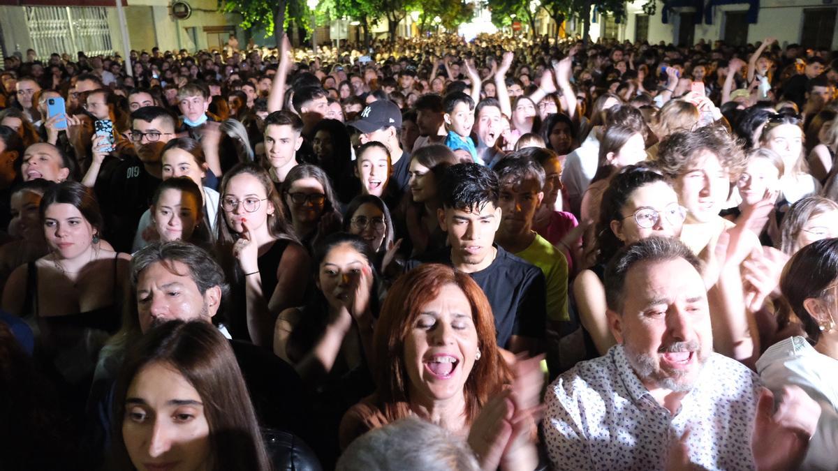 La plaza del Ayuntamiento abarrotada de público para asistir al pregón del actor Fran Nortes.