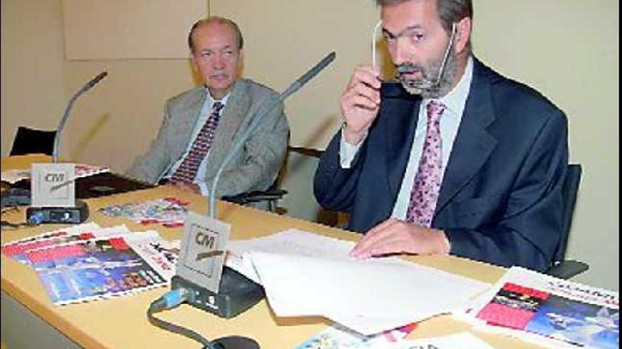 José Moreno (i), director de la Fundación Cajamurcia, y Alfonso Riera, durante la rueda de prensa