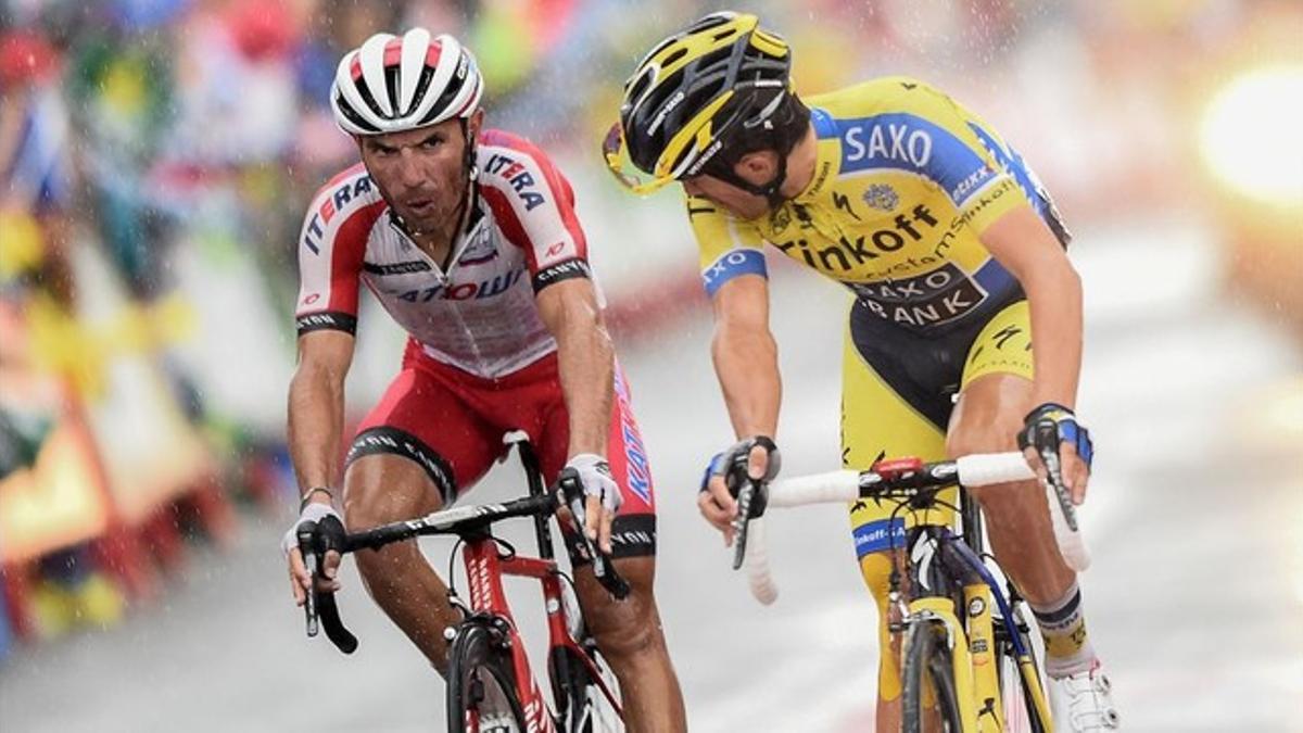 Contador mira a Purito en la meta de Valdelinares.