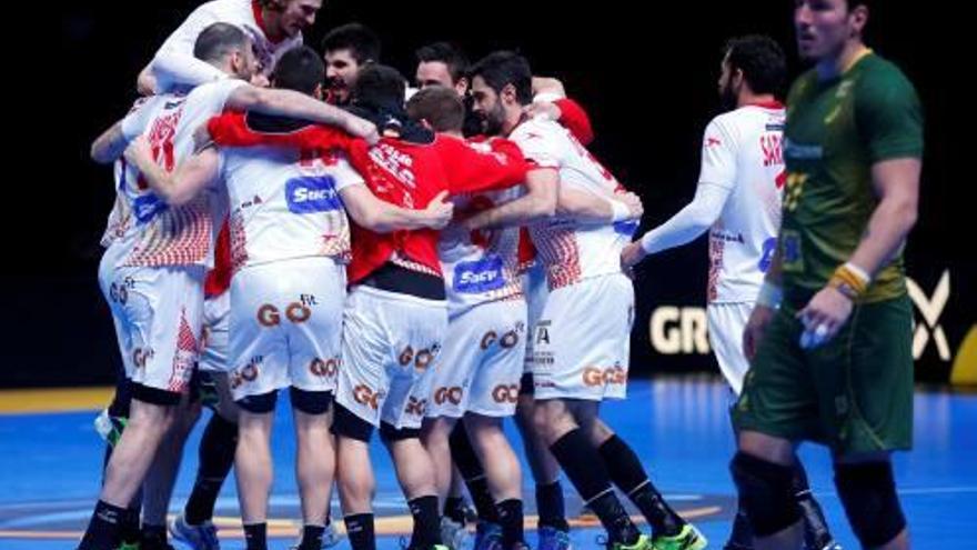 Los jugadores de la selección española celebran su sufrida victoria ayer ante Brasil.