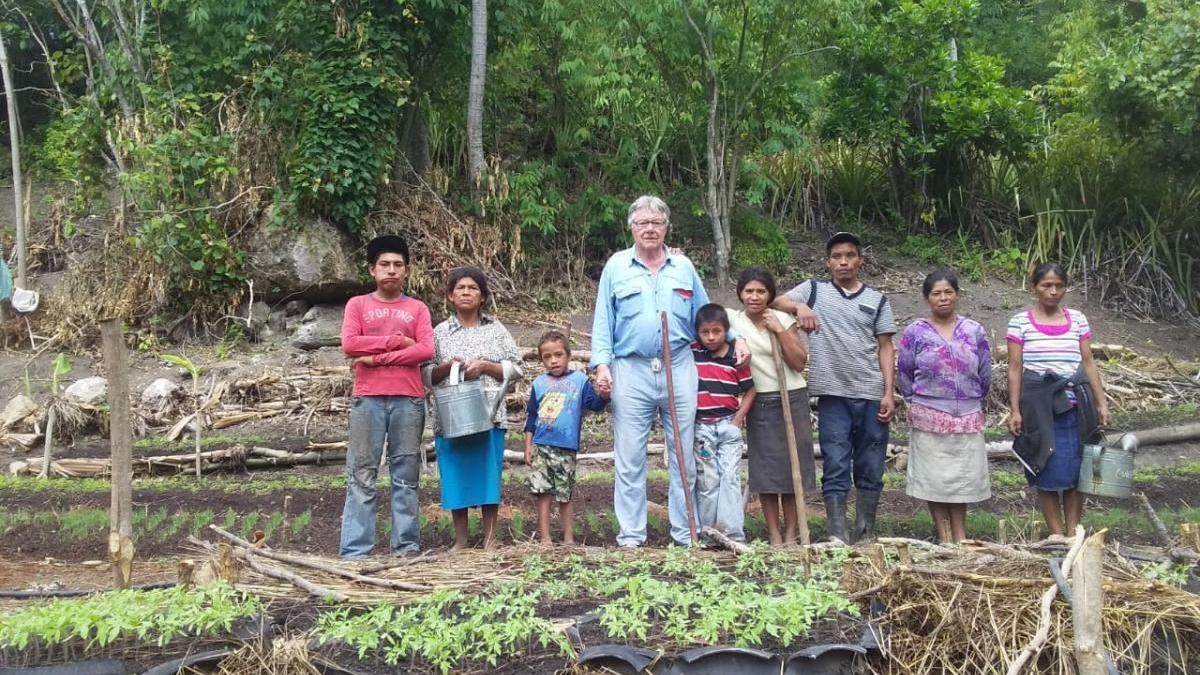 Joan Llauró amb els nens i les famílies de Nicaragua