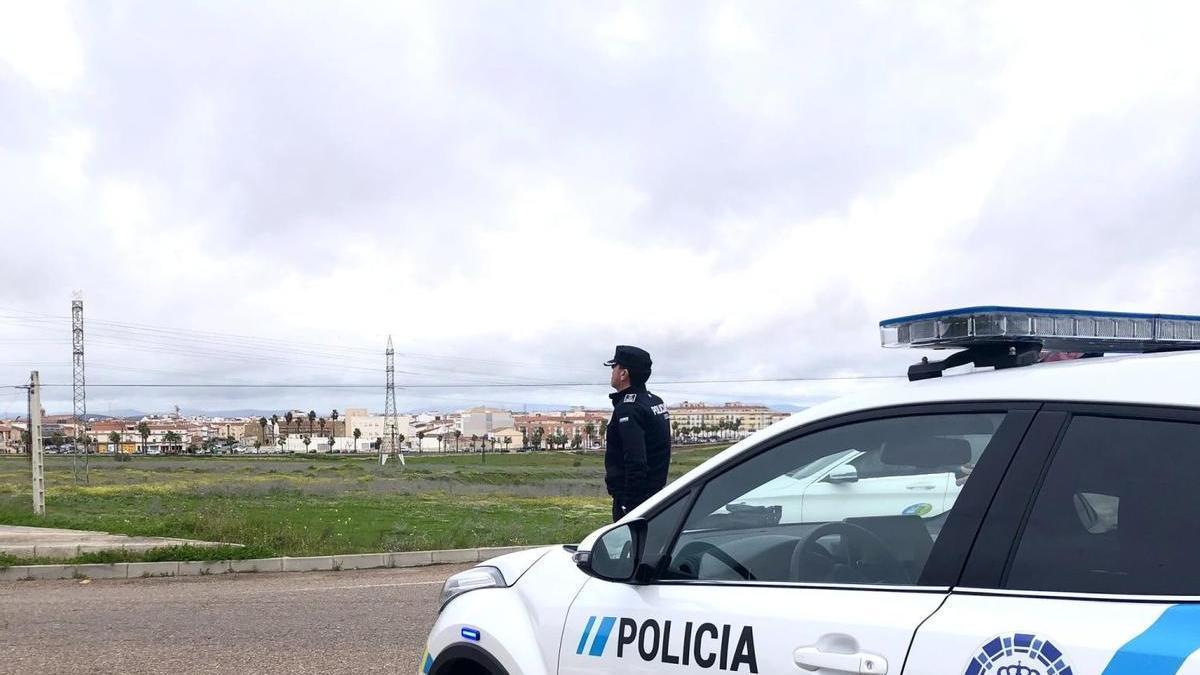 Un agente de la Policía Local de Don Benito patrulla en las inmediaciones de la localidad.