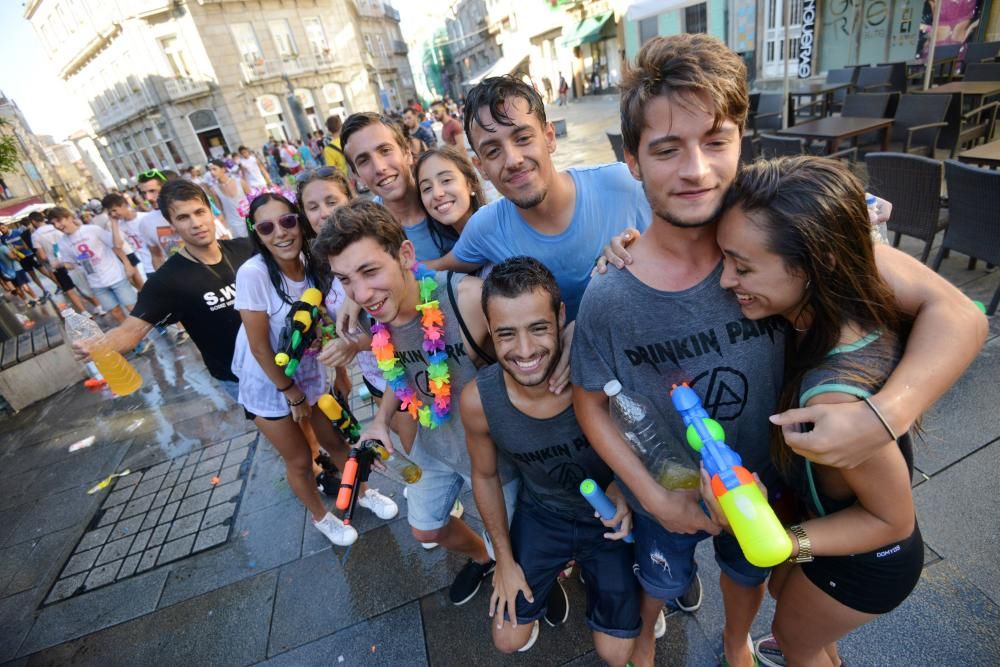 Pistolas de agua, sol, calor, camisetas a juego y botellón para una jornada de diversión en la ciudad del Lérez
