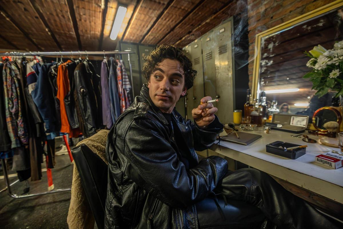 Guim Puig en uno de los sets de grabación,donde se reproduce el camerino de Carles Sabater