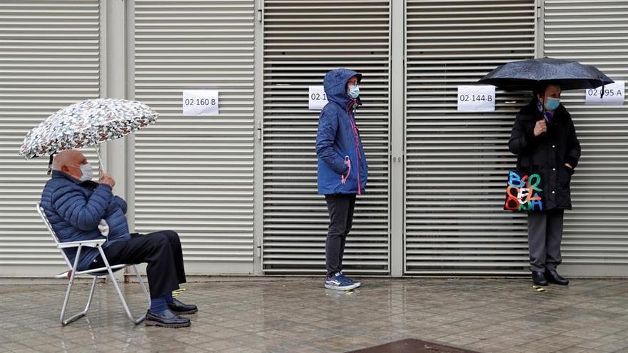 La lluvia frena la afluencia de votantes de primera hora en Barcelona