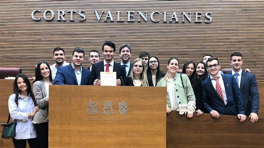 Estudiantes la UJI ganan una nueva edición del Parlamento Universitario