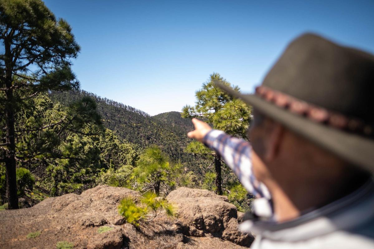Domingo Salcedo señala el pico de la montaña del Diablillo donde se estrelló el avión británico.
