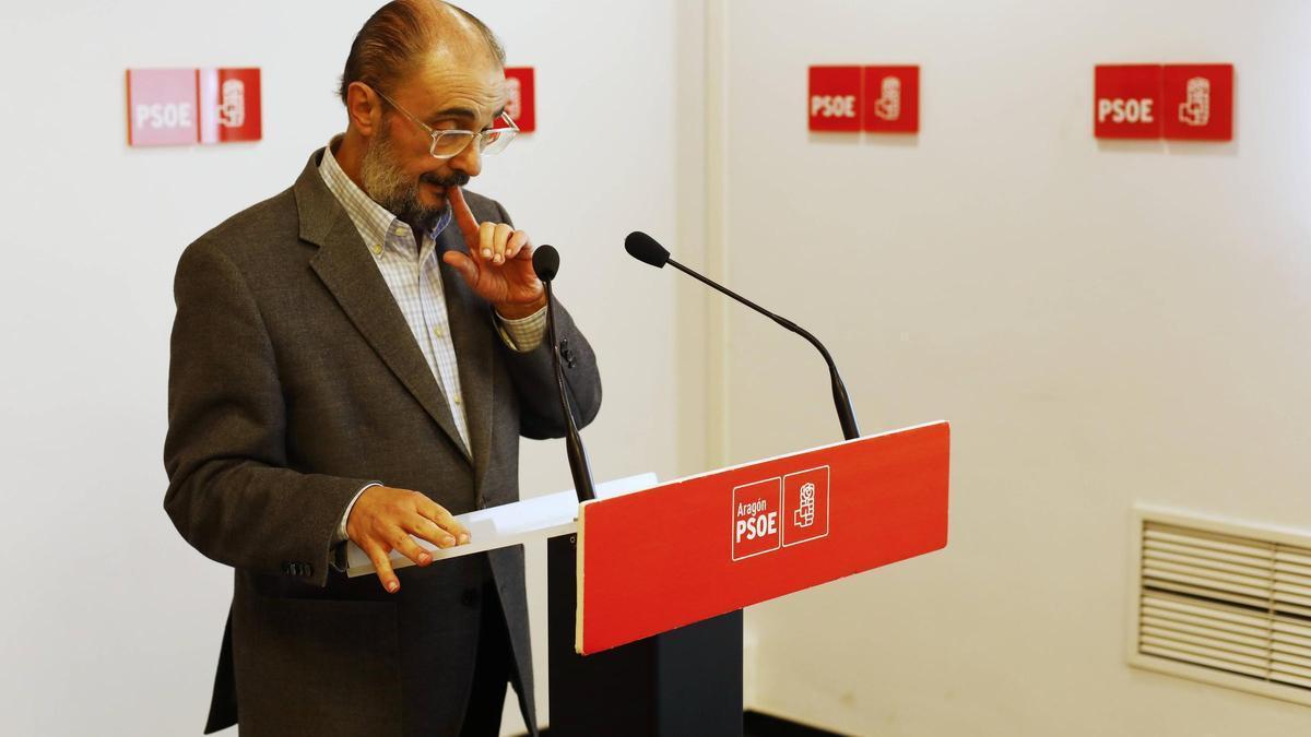 El expresidente de Aragón y secretario general del PSOE autonómico, Javier Lambán, comparece a los medios antes de la Ejecutiva Regional del PSOE.