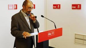 El expresidente de Aragón y secretario general del PSOE autonómico, Javier Lambán, comparece a los medios antes de la Ejecutiva Regional del PSOE.