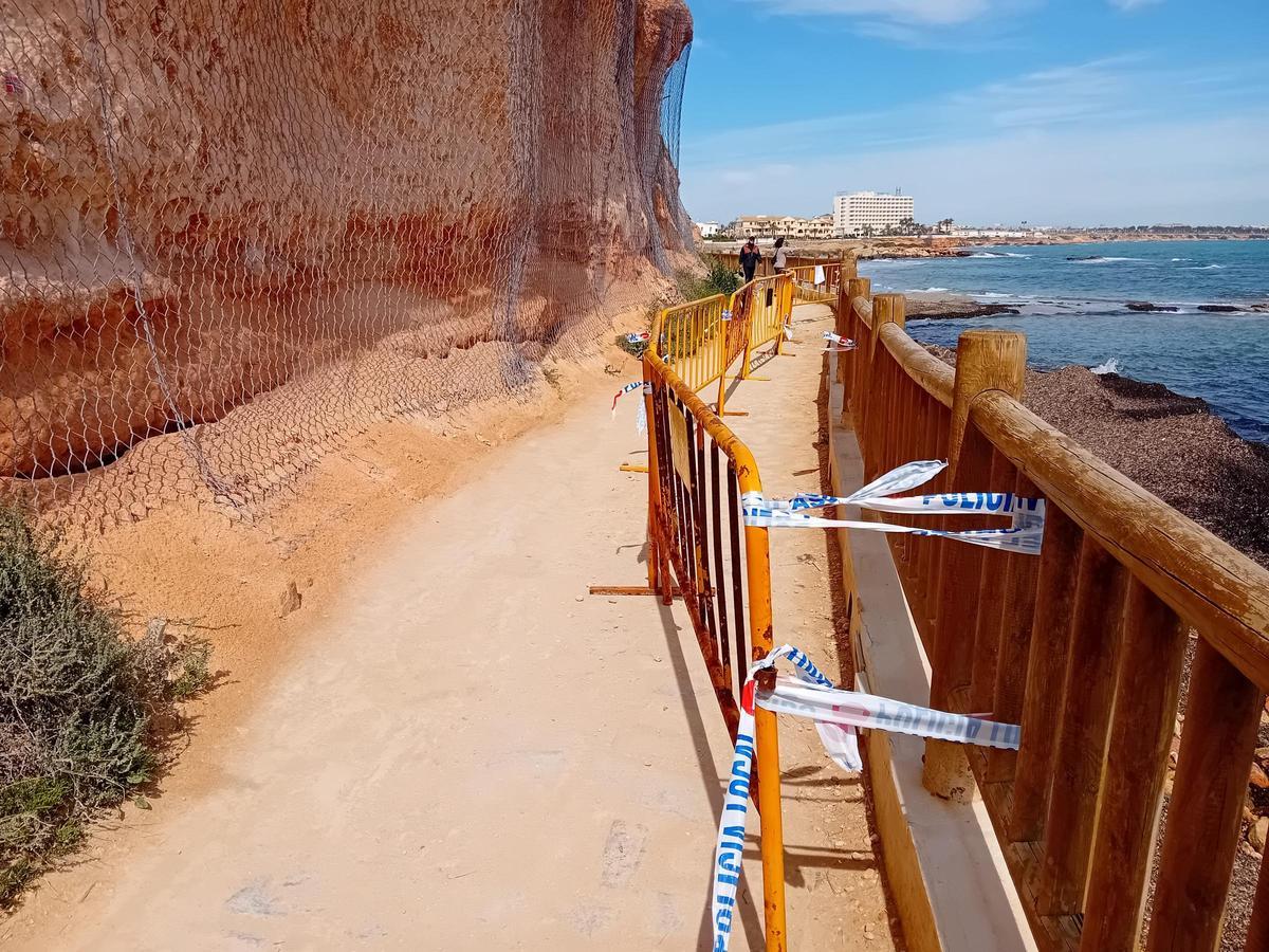 Dos tramos del Sendero Azul de Orihuela Costa "cortados": peligro de derrumbe