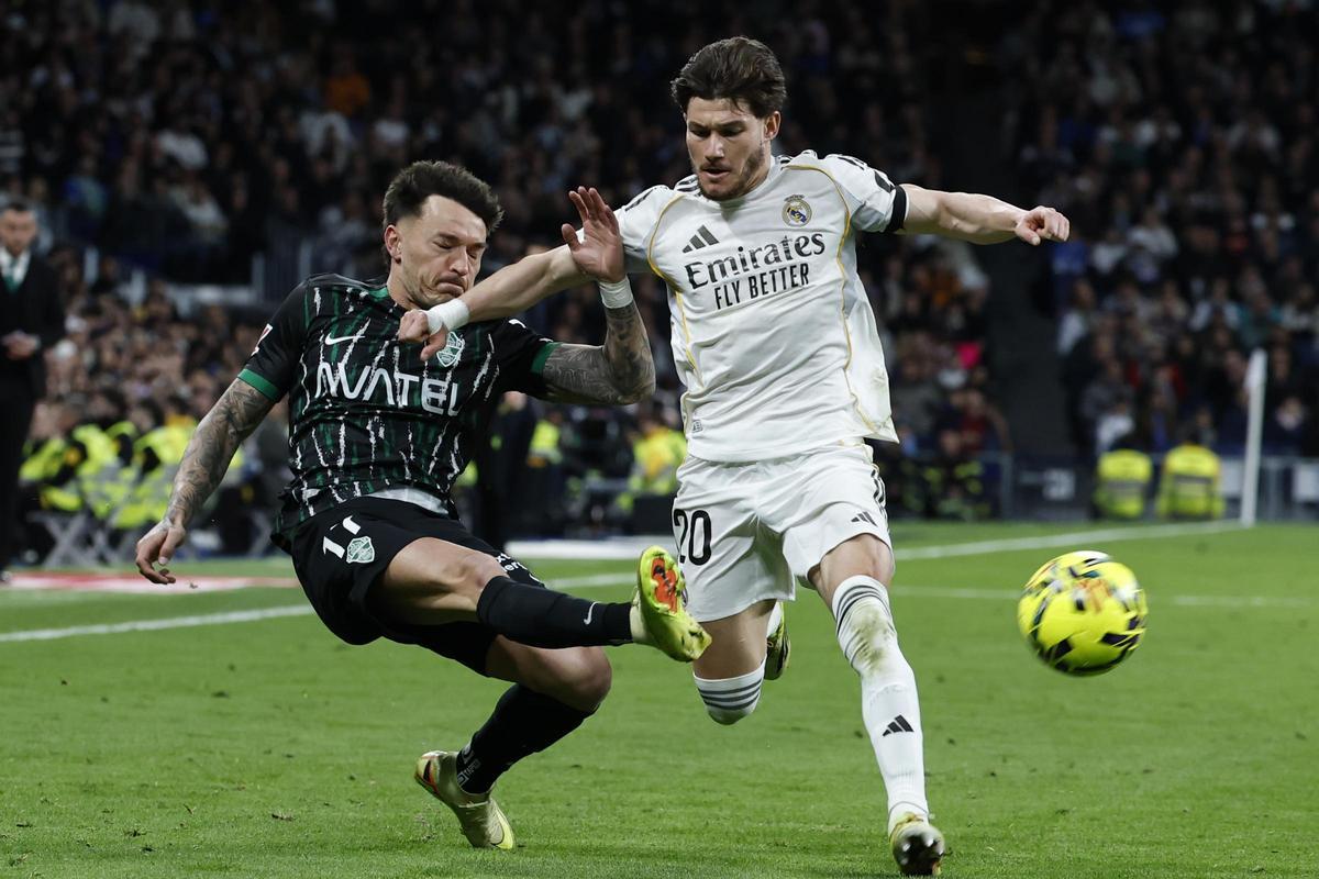 Josan centra ante la oposición de Fran García durante el Real Madrid-Elche