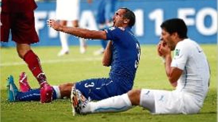 Chiellini i Luis Suárez, en l&#039;acció de la polèmica mossegada.