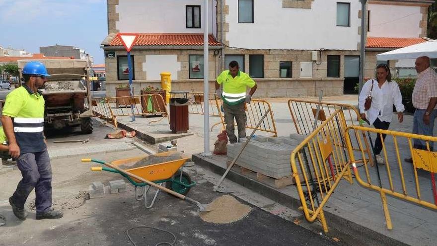 Una tubería que también está podrida dentro del municipio meco  |  La tubería de abastecimiento de agua no solo está podrida a la entrada de O Grove, sino también dentro de la localidad. De ahí la importancia de proyectos como el que defiende la Mancomunidade do Salnés para reponer la canalización que atraviesa el istmo de A Lanzada. Como igual de importantes resultan los trabajos que se realizan dentro de la península meca tratando de cambiar poco a poco las viejas redes subterráneas. Las roturas son constantes, de ahí que en cada proyecto de mejora viaria o peatonalización de calles se incluya la instalación de un nuevo abastecimiento, como se hizo recientemente en la Rúa da Praza -trabajos a los que corresponde la fotografía-, Beiramar y Castelao, como se hace en Alexandre Bóveda actualmente y como está previsto hacer en Teniente Domínguez.