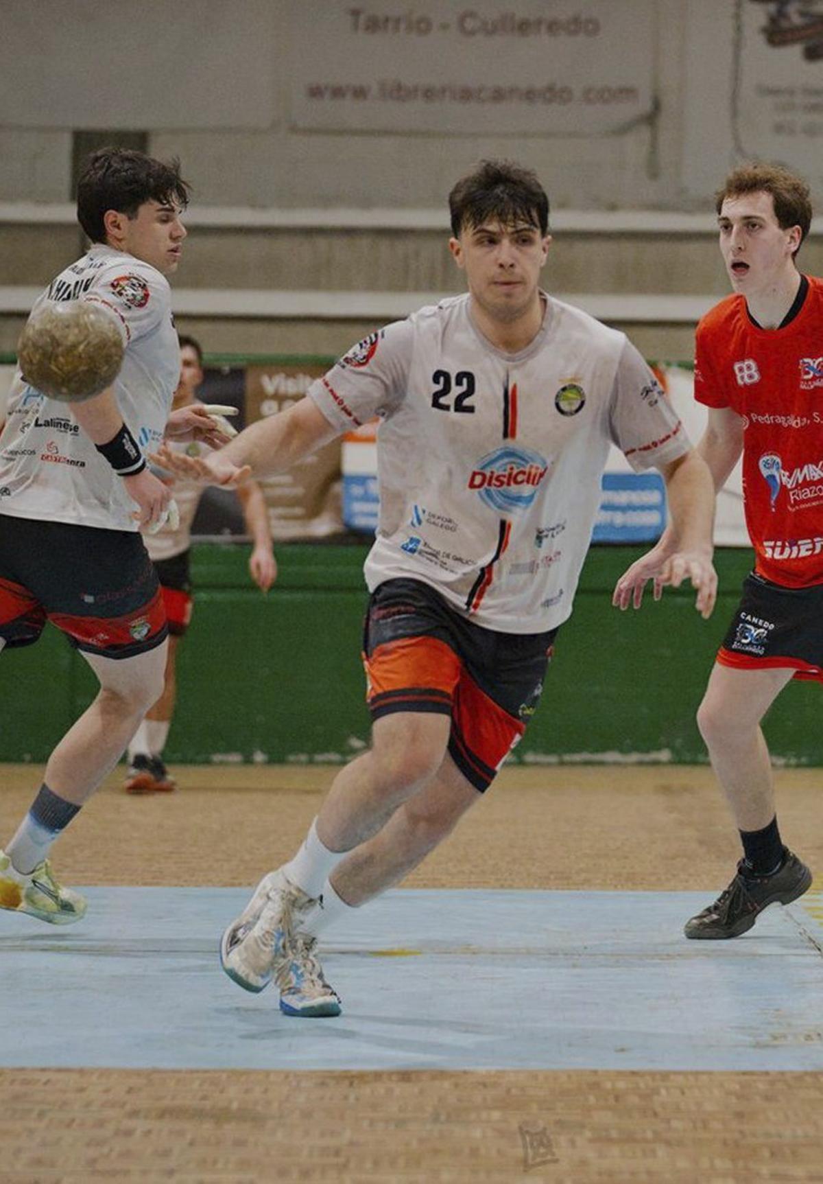 El central Xosé en un lance del Culleredo-Disiclín jugado ayer. | ROBERTO LOXO