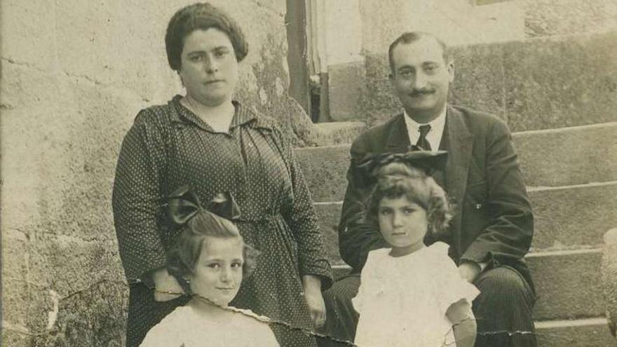 La insigne maestra Ernestina Otero, con su marido e hijas.