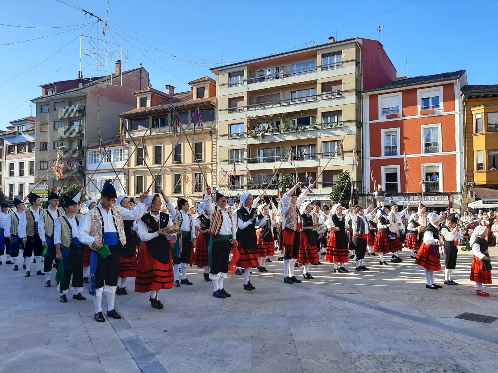 Villaviciosa ofrece el primer mosto a la Portalina: así ha sido el acto seguido de un desfile de carrozas