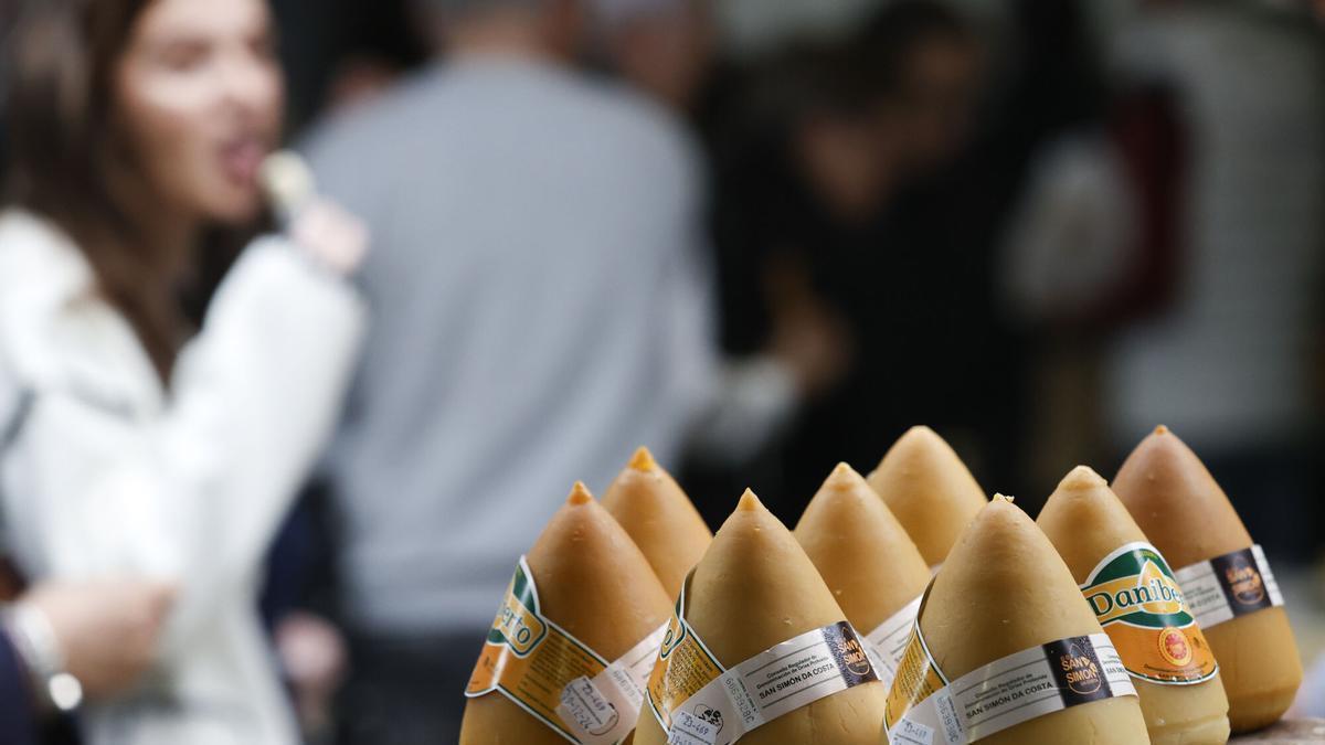 Quesos de tetilla en la sexta Feria del Queso de Moeche (A Coruña).