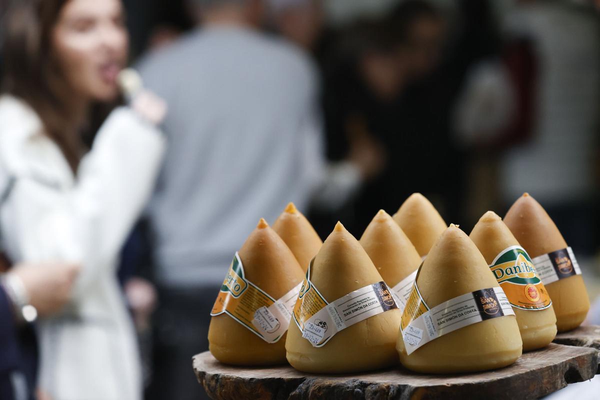 Quesos de tetilla en la sexta Feria del Queso de Moeche (A Coruña).